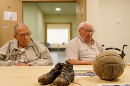 Taller de personas mayores para ejercitar los recuerdos a través del fútbol, en la residencia Domus de Arroyo de la Encomienda (Valladolid)