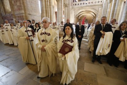 La Cofradía del Milagroso Pendón de San Isidoro inviste a diez nuevos cofrades.