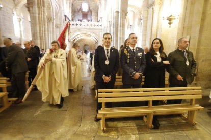 La Cofradía del Milagroso Pendón de San Isidoro inviste a diez nuevos cofrades.