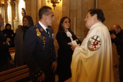 La Cofradía del Milagroso Pendón de San Isidoro inviste a diez nuevos cofrades.