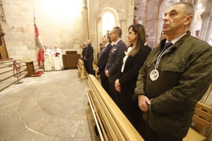 La Cofradía del Milagroso Pendón de San Isidoro inviste a diez nuevos cofrades.