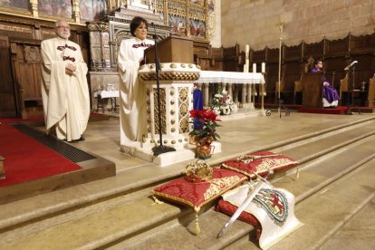 La Cofradía del Milagroso Pendón de San Isidoro inviste a diez nuevos cofrades.