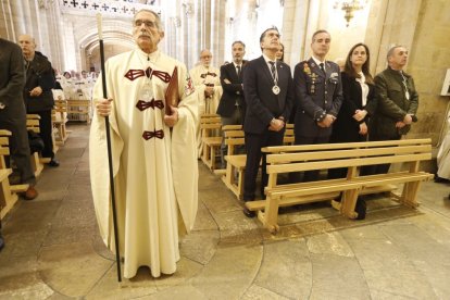 La Cofradía del Milagroso Pendón de San Isidoro inviste a diez nuevos cofrades.