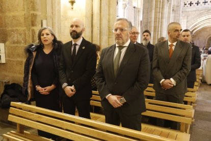 La Cofradía del Milagroso Pendón de San Isidoro inviste a diez nuevos cofrades.