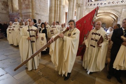 La Cofradía del Milagroso Pendón de San Isidoro inviste a diez nuevos cofrades.