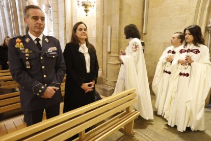 La Cofradía del Milagroso Pendón de San Isidoro inviste a diez nuevos cofrades.