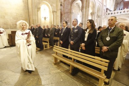 La Cofradía del Milagroso Pendón de San Isidoro inviste a diez nuevos cofrades.