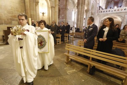 La Cofradía del Milagroso Pendón de San Isidoro inviste a diez nuevos cofrades.
