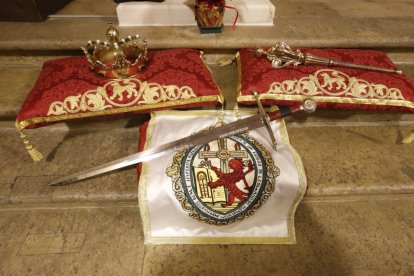 La Cofradía del Milagroso Pendón de San Isidoro inviste a diez nuevos cofrades.