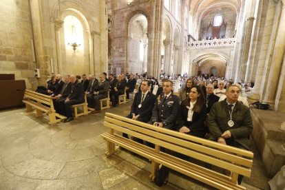 La Cofradía del Milagroso Pendón de San Isidoro inviste a diez nuevos cofrades.