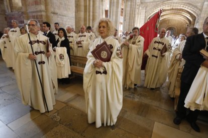La Cofradía del Milagroso Pendón de San Isidoro inviste a diez nuevos cofrades.