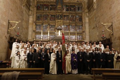 La Cofradía del Milagroso Pendón de San Isidoro inviste a diez nuevos cofrades.