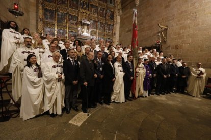 La Cofradía del Milagroso Pendón de San Isidoro inviste a diez nuevos cofrades.