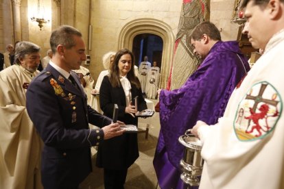 La Cofradía del Milagroso Pendón de San Isidoro inviste a diez nuevos cofrades.