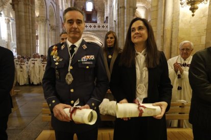 La Cofradía del Milagroso Pendón de San Isidoro inviste a diez nuevos cofrades.