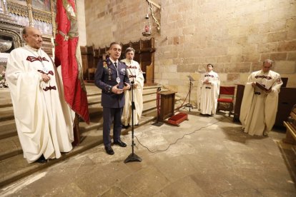 La Cofradía del Milagroso Pendón de San Isidoro inviste a diez nuevos cofrades.