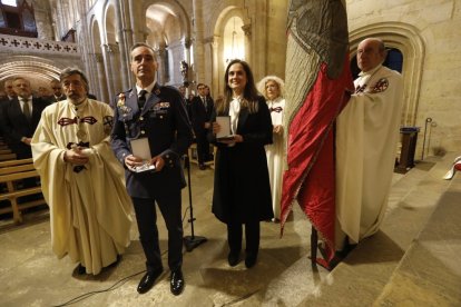 La Cofradía del Milagroso Pendón de San Isidoro inviste a diez nuevos cofrades.