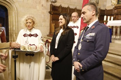 La Cofradía del Milagroso Pendón de San Isidoro inviste a diez nuevos cofrades.