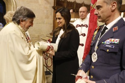 La Cofradía del Milagroso Pendón de San Isidoro inviste a diez nuevos cofrades.