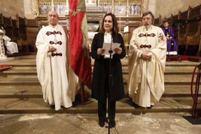 La Cofradía del Milagroso Pendón de San Isidoro inviste a diez nuevos cofrades.