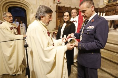 La Cofradía del Milagroso Pendón de San Isidoro inviste a diez nuevos cofrades.