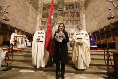 La Cofradía del Milagroso Pendón de San Isidoro inviste a diez nuevos cofrades.