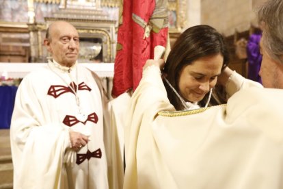 La Cofradía del Milagroso Pendón de San Isidoro inviste a diez nuevos cofrades.