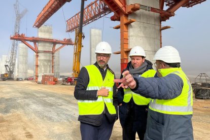 El ministro de Transportes y Movilidad Sostenible, Óscar Puente,visita las obras de la A-11