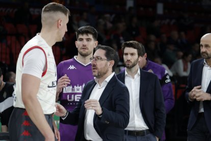 Lolo Encinas habla con Rozitis en el partido jugado ante el Betis.
