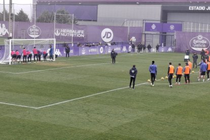 'Paredón', con el equipo perdedor de espaldas, listo para recibir balonazos.