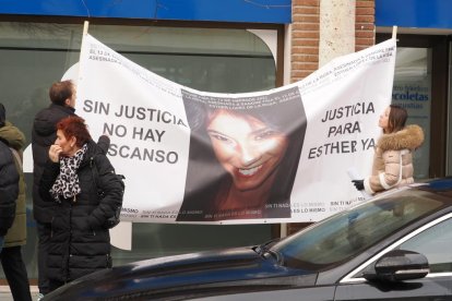 Concentración para pedir justicia por Esther López antes de la declaración de Óscar S.