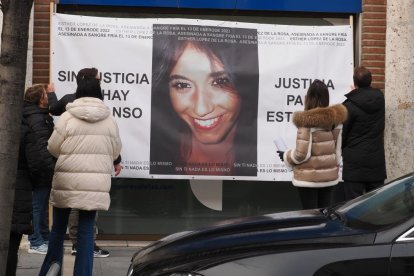 Pancarta por Esther López antes de la declaración de Óscar S.