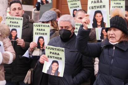 Pancartas por Esther López antes de la declaración de Óscar S.