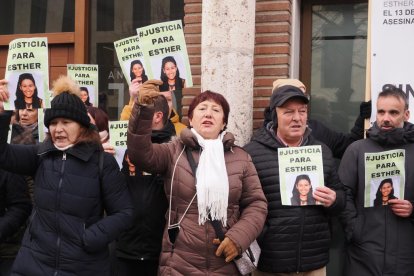 Pancartas por Esther López antes de la declaración de Óscar S.