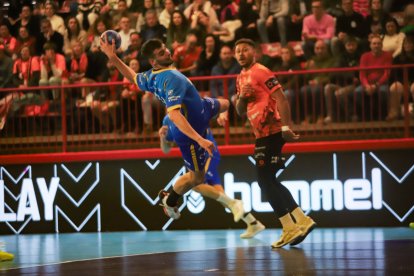 Álvaro Martínez vuela ante la defensa del Torrelavega en el pabellón Vicente Trueba.