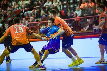 Lucha en la línea de seis metros entre el Recoletas y Torrelavega.