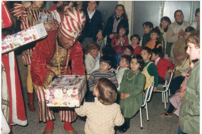 El Rey Baltasar entrega un regalo a un niño en una guardería