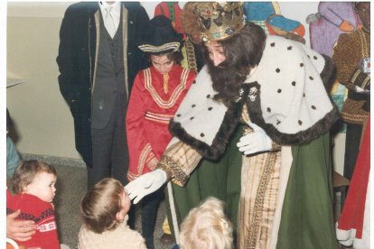 El Rey Melchor entrega un regalo a un niño en una guardería