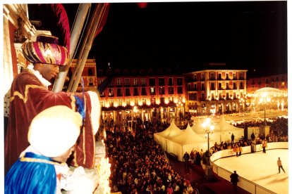 Saludo del Rey Baltasar a la plaza Mayor desde el balcón del Ayunamiento en 2003