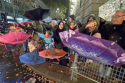 Los vecinos vallisoletanos utilizan sus paraguas para recoger caramelos en la Cabalgata de Reyes en 2018