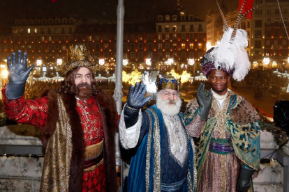 Los tres Reyes Magos, en el balcón del Ayuntamiento de Valladolid, en la Cabalgata de Reyes en 2023