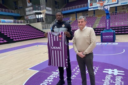 Josh Mballa posa con la camiseta del UEMC Real Valladolid y su presidente Lorenzo Alonso Nistal.