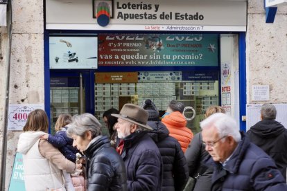 Vallisoletanos hacen cola en la administración ‘El 7 de la suerte’ de la calle Lencería para comprar la lotería de El niño