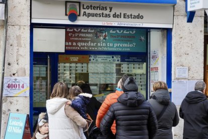 Vallisoletanos hacen cola en la administración ‘El 7 de la suerte’ de la calle Lencería para comprar la lotería de El niño