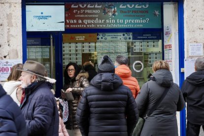 Vallisoletanos hacen cola en la administración ‘El 7 de la suerte’ de la calle Lencería para comprar la lotería de El niño