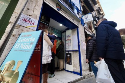 Vallisoletanos hacen cola en la administración ‘El 7 de la suerte’ de la calle Lencería para comprar la lotería de El niño
