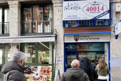 Vallisoletanos hacen cola en la administración ‘El 7 de la suerte’ de la calle Lencería para comprar la lotería de El niño