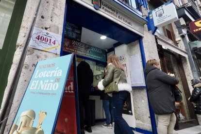 Vallisoletanos hacen cola en la administración ‘El 7 de la suerte’ de la calle Lencería para comprar la lotería de El niño
