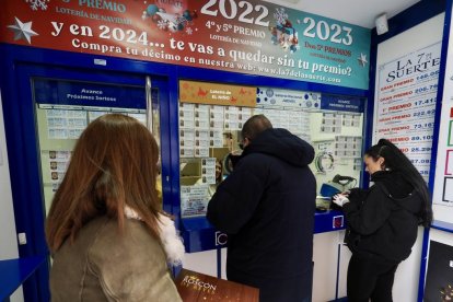 Vallisoletanos hacen cola en la administración ‘El 7 de la suerte’ de la calle Lencería para comprar la lotería de El niño