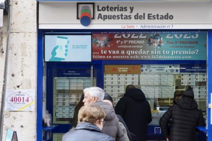 Vallisoletanos hacen cola en la administración ‘El 7 de la suerte’ de la calle Lencería para comprar la lotería de El niño
